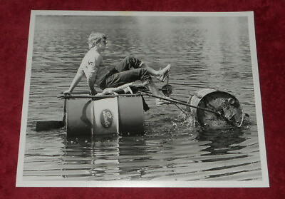 #ad 1984 Press Photo Minneapolis College Art Design Student Scott Nordhausen In Boat $13.11