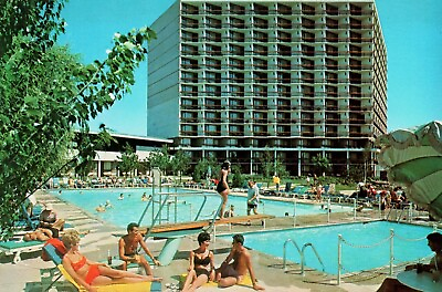 #ad Postcard Chrome The Inn on the Park Four Seasons Motor Hotel Building Toronto $4.35