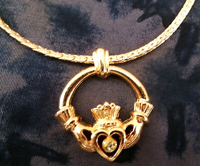 #ad Avon Claddagh Necklace Vintage Pendant Gold Tone Chain Link Hands Crown Heart 18 $10.00