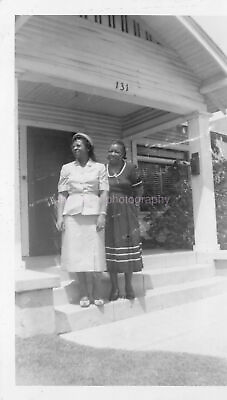 #ad FOUND BLACK AND WHITE FAMILY PHOTO Vintage WOMEN 311 LA 82 W $13.79