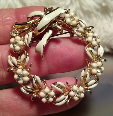 #ad Vintage CORO Signed White Enamel Gold Tone Wreath Brooch Pin 1940 50s w *Wear* $18.00