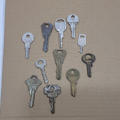 #ad Vintage Mixed Flat Key Lot Auto Padlock hotel House lot of 10 Crafts collection $2.20