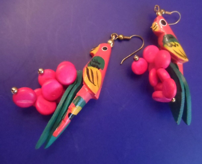 #ad Vintage Earrings HOT PINK WOOD DISC w CARVED WOOD PARROT 2 1 2quot; $4.99
