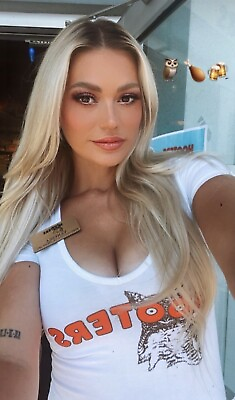 #ad HOOTERS GIRL VERY PRETTY BLONDE $2.22