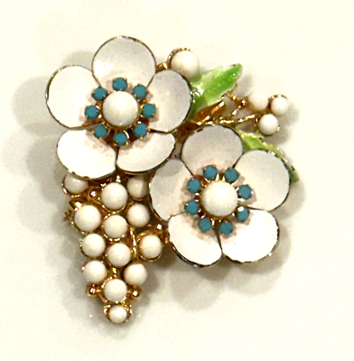 #ad WHITE ENAMEL GRAPE CLUSTER FLORAL GOLD FAUX TURQUOISE BEAD BROOCH VINTAGE EUC $26.95