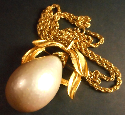 #ad Vtg Goldtone ENORMOUS Faux Pearl amp; Leaves Pendant Brooch amp; 26quot; Chain Necklace $52.50
