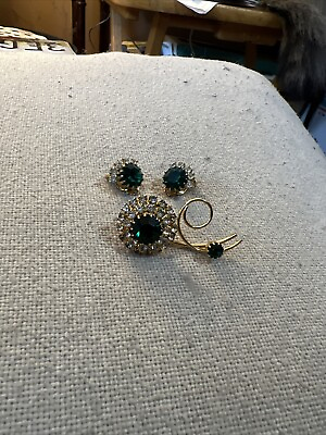 #ad VTG GOLDTONE WITH GREEN AND CLEAR RHINESTONES PIN AND CLIP EARRING SET $25.70