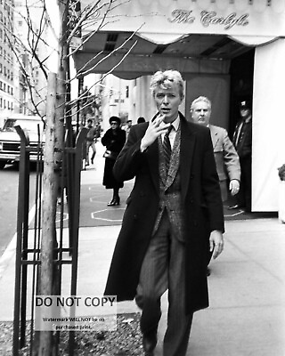 #ad DAVID BOWIE OUTSIDE THE CARLYLE HOTEL IN NEW YORK 8X10 PUBLICITY PHOTO FB 461 $8.87
